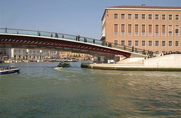 <br />
В Венеции мост не выдержал толп туристов<br />
