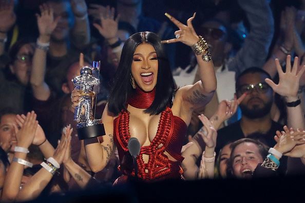 Как всегда отличилась: Карди Би и ее дикий маникюр на премии MTV VMA 2019