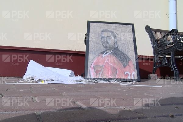 Сделанный своими руками подарок российскому хоккеисту нашли в мусоре